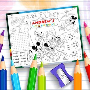 Pode incluir: Uma página de livro para colorir em preto e branco com personagens da Disney, incluindo Mickey e Minnie Mouse, e Pato Donald. A página inclui um labirinto, uma busca de palavras, jogo da velha e o texto "Andrew's 1st Birthday". Lápis de cor e um apontador circundam a página.