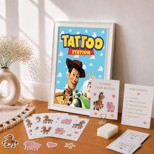 Puede incluir: Un kit de estación de tatuajes con temática de Toy Story que incluye un cartel enmarcado de Woody y Buzz Lightyear, tarjetas de instrucciones, hojas de tatuajes temporales de caballos y cerdos, una esponja y toallitas para la piel.