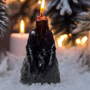 Gotische zwarte figuurkaars met kap: donkere fantasie woondecoratie