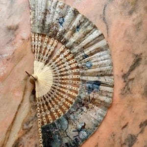 Antique fan – Hand-painted silk – Openwork bone rods – Late 19th century