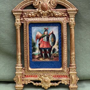 Puede incluir: Una taza de cerámica blanca con un asa negra y el texto "But First, Coffee" en negro, en negrita. La taza está sobre una superficie blanca.