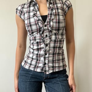 Y2K Tally Weijl Fitted Plaid Blouse – Ruffle Trim Button Up Top – 2000s Short Sleeve Checkered Shirt – Size XS-S