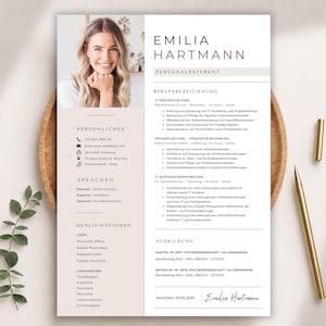 Puede incluir: Una plantilla de currículum profesional con una foto de una mujer sonriente. El currículum incluye secciones para datos personales, idiomas, cualificaciones y experiencia laboral. Un bolígrafo dorado y un portalápices están a la derecha.