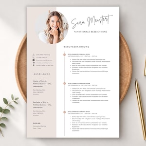 Könnte beinhalten: Ein minimalistisches Lebenslauf-Template mit einem Foto einer lächelnden Frau. Es zeigt Abschnitte für Kontaktinformationen, Ausbildung und Berufserfahrung. Das Design ist in Schwarzweiß mit einem beigen Akzent gehalten.