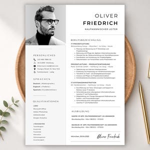 Op de afbeelding: Een professioneel cv-sjabloon met een zwart-witportret van een man met een bril linksboven, gevolgd door secties voor persoonlijke gegevens, talen, vaardigheden, werkervaring en opleiding, alles in een strakke, moderne lay-out.