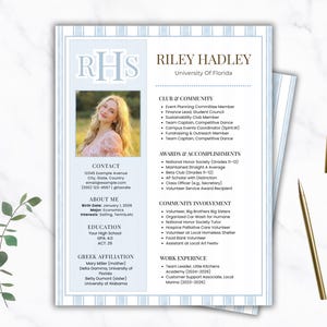 Puede incluir: Una plantilla de currículum vitae con una foto de una joven. El documento presenta un borde a rayas azul claro y blanco. El texto incluye información de contacto, educación y experiencia laboral. El nombre "Riley Hadley" está en la parte superior.