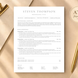 Könnte beinhalten: Eine weiße Lebenslaufvorlage mit dem Namen Steven Thompson oben, gefolgt von Abschnitten für berufliche Zusammenfassung, Berufserfahrung, Ausbildung und Fähigkeiten. Ein goldener Stift und eine goldene Büroklammer liegen daneben.