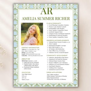 Puede incluir: Una plantilla de currículum vitae con una foto de Amelia Summer Richer. El documento presenta un borde floral verde y azul, información de contacto y secciones para actividades del club, premios y voluntariado. El texto incluye detalles sobre su educación y afiliaciones griegas.