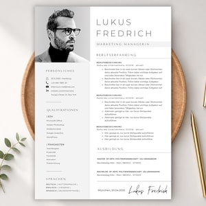 Peut inclure: Un modèle de CV professionnel présentant un portrait en noir et blanc d'une personne portant des lunettes, avec des sections pour les coordonnées, les qualifications, l'expérience professionnelle et la formation, incluant le nom Lukus Fredrich.