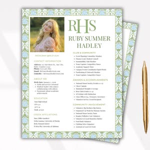 Könnte beinhalten: Ein Lebenslauf mit einem Foto, umrahmt von einem grünen und blauen Blumenmuster. Der Text enthält den Namen "Ruby Summer Hadley", Kontaktinformationen und Details zu Vereinsaktivitäten und Auszeichnungen. Ein goldener Stift liegt daneben.