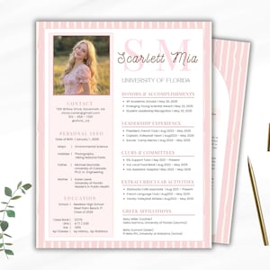 Pode incluir: Um modelo de currículo com foto, nome e informações de contato. O design apresenta uma borda listrada rosa e branca. O currículo inclui seções para honras, experiência de liderança, clubes, atividades extracurriculares e afiliações gregas.