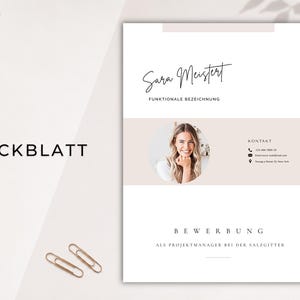 May include: A minimalist resume template with the name "Sara Meistert" in script. The word "DECKBLATT" is in bold. A photo of a smiling person is included, along with contact details and the text "BEWERBUNG". Two gold paperclips are at the bottom.