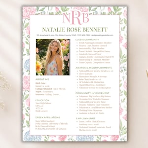 Könnte beinhalten: Eine Lebenslaufvorlage mit einem floralen Rand mit rosa und blauen Blumen. Der Lebenslauf enthält ein Foto, Kontaktinformationen und Abschnitte für Ausbildung, Erfahrung und Fähigkeiten. Ein goldener Stift liegt daneben.