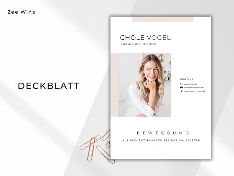 Peut inclure: Un mod&egrave;le de CV avec le nom "CHOLE VOGEL" et le titre "KAUFMANNISCHER LEITER" en haut. Le CV comprend une photo d'une femme et des coordonn&eacute;es. Le mot "DECKBLATT" est sur le c&ocirc;t&eacute; gauche de la page. Le texte "BEWERBUNG" est en bas.