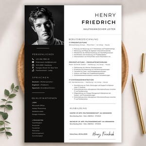 May include: A professional resume template featuring a black and white layout with a portrait photo of a man at the top. The document includes sections for personal details, languages, qualifications, work experience, and education in German text.