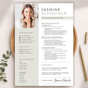 Op de afbeelding: Een professioneel cv-sjabloon met een portretfoto bovenaan, de naam Jasmine Schneider en secties voor persoonlijke gegevens, talen, kwalificaties, werkervaring en opleiding, alles weergegeven op een wit en beige document.