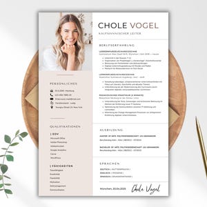 Peut inclure: Un mod&egrave;le de CV professionnel avec une photo d'une femme souriante. Le CV comprend des sections pour les informations personnelles, les qualifications et l'exp&eacute;rience. Le document est en noir et beige, avec un stylo dor&eacute; et une plante sur un plateau en bois.