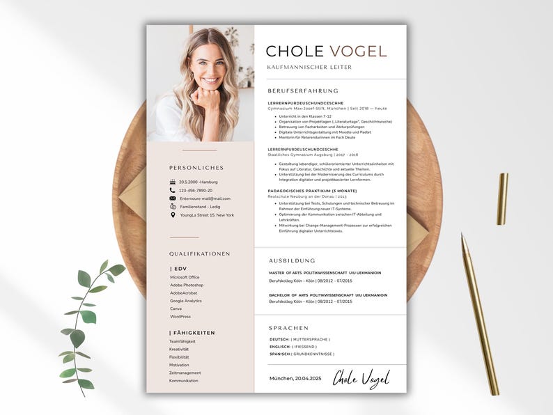 Peut inclure: Un mod&egrave;le de CV professionnel avec une photo d'une femme souriante. Le CV comprend des sections pour les informations personnelles, les qualifications et l'exp&eacute;rience. Le document est en noir et beige, avec un stylo dor&eacute; et une plante sur un plateau en bois.