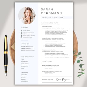 Może przedstawiać: Profesjonalny szablon CV ze zdjęciem uśmiechniętej kobiety, czarno-złotym długopisem i drewnianym talerzem. CV zawiera sekcje dotyczące danych kontaktowych, umiejętności i doświadczenia zawodowego. CV jest w czerni i bieli.