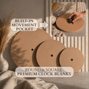 Puede incluir: Tres discos circulares de color marrón claro de diferentes tamaños, cada uno con un orificio central. Una imagen insertada muestra la parte posterior de un disco con un hueco para el mecanismo. El texto dice: BUILT-IN MOVEMENT POCKET y ROUND & SQUARE PREMIUM CLOCK BLANKS.
