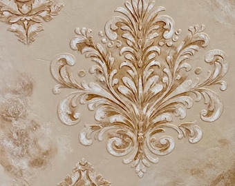 Peut inclure: Une surface murale texturée présentant un grand motif damassé en relief dans des tons beige, crème et blanc. Le design se compose de motifs floraux symétriques et ornés avec des feuilles et des pétales en volutes, créant un effet 3D.