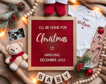 Puede incluir: Anuncio de bebé con temática navideña con un tablero rojo que dice "Estaré en casa para Navidad, llegando en diciembre de 2025". La imagen incluye botines de bebé, un body, un osito de peluche y una ecografía.