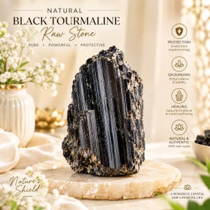 Könnte beinhalten: Ein roher schwarzer Turmalin-Stein mit vertikalen Streifen und einer rauen, kristallinen Textur. Der Stein ist auf einem runden, hellen Steinsockel platziert. Der Text auf dem Bild enthält Natural Black Tourmaline Raw Stone.