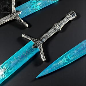 Könnte beinhalten: Aufwendige Fantasy-Schwerter mit leuchtend blauen Klingen und detaillierten silbernen Griffen. Die Klingen weisen aufwendige geätzte Designs auf. Die Schwerter werden vor einem dunklen Hintergrund präsentiert, der ihre Handwerkskunst und ihr Fantasy-Thema hervorhebt.