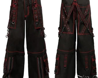 Könnte beinhalten: Schwarze Cargo-Hose mit weitem Bein, markanten roten Kontrastnähten, mehreren Utility-Taschen, Metall-D-Ringen und verstellbaren Riemen. Das Design umfasst vertikale Reißverschlüsse an den Unterschenkeln und einen Kordelzug in der Taille.