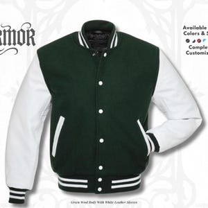 Op de afbeelding: Een groene varsity jas met een wollen body en witte leren mouwen. De jas heeft een knoopsluiting, witte accenten en een gestreepte zoom en manchetten. De merknaam "NURMOR" staat linksboven. Verkrijgbaar in alle kleuren en maten, volledig aanpasbaar.