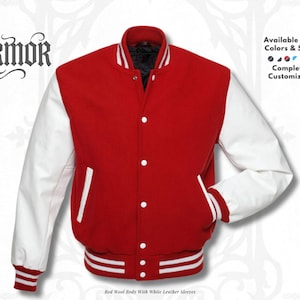 Op de afbeelding: Een rode varsity jas met een wollen body en witte leren mouwen. De jas heeft een knoopsluiting, witte zakken en een gestreepte zoom en manchetten. De tekst "NURMOR" staat linksboven. De tekst "Available in All Colors & Sizes" staat rechts.