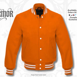 Op de afbeelding: Een oranje varsity-jack met wit gestreepte geribbelde boorden bij de mouwen, kraag en zoom. Het jack heeft een sluiting met drukknopen aan de voorzijde en twee zijzakken. De tekst op de afbeelding luidt: NURMOR, Available in All Colors & Sizes, Completely Customizable.