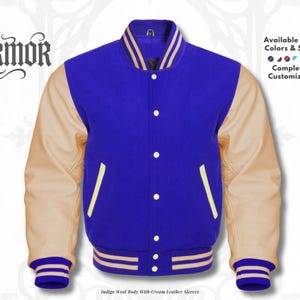 Op de afbeelding: Een varsity-jack met een body van indigoblauwe wol en crèmekleurige leren mouwen. Het jack heeft een sluiting met drukknopen, twee zijzakken en gestreepte geribbelde boorden bij de mouwen en de kraag. Tekst: NURMOR.
