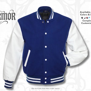 Op de afbeelding: Een blauwe wollen varsity jas met witte leren mouwen. De jas heeft een knoopsluiting, zakken en een gestreepte zoom en manchetten. De tekst "NURMOR" staat linksboven. Verkrijgbaar in alle kleuren en maten, volledig aanpasbaar.