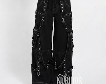 Könnte beinhalten: Schwarze Cargo-Hose aus Denim mit hoher Taille und Kordelzug. Die Hose verfügt über mehrere Riemen, silberfarbene Metallösen, D-Ringe und seitliche Cargotaschen. Die unteren Beinbereiche sind mit verstellbaren Riemen und Metallbeschlägen versehen.