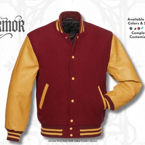 Puede incluir: Chaqueta universitaria de cuerpo de lana granate con mangas de cuero amarillo. La chaqueta tiene cierre de botones, bolsillos laterales y puños y dobladillo a rayas. El texto "NURMOR" está en la parte superior izquierda. Disponible en todos los colores y tallas, completamente personalizable.