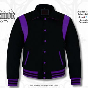 Puede incluir: Chaqueta universitaria de lana negra con detalles de cuero morado. Cuenta con cierre de botones, detalles morados en hombros, bolsillos, puños y cintura. El texto "NURMOR" es visible. Disponible en todos los colores y tallas, completamente personalizable.