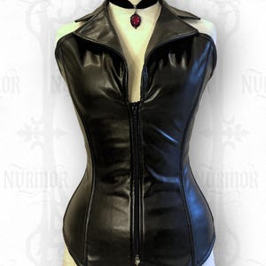Corset feminino de couro preto com zíper frontal e barbatanas de aço, estilo vampiro.