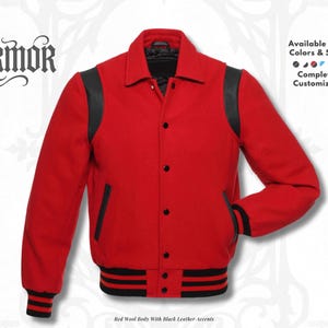 Pode incluir: Casaco de lã vermelho com detalhes em couro preto, fecho de botões, acabamento preto e gola. A palavra "NURMOR" está em texto estilizado. A imagem também indica que o casaco está disponível em todas as cores e tamanhos e é totalmente personalizável.