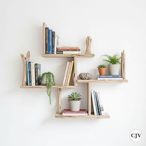 Boekenplank met drijfhoutboom: natuurlijke houten zwevende muurplank