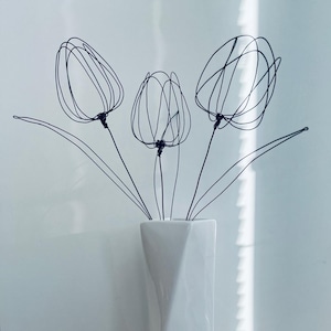 Ramo de tulipanes de alambre: escultura floral de metal artesanal, decoración minimalista
