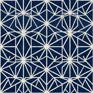 Może przedstawiać: Powtarzający się wzór geometryczny z białymi liniami na głębokim granatowym tle. Projekt składa się z połączonych ze sobą kształtów przypominających gwiazdy i struktur sześciokątnych, tworząc symetryczną siatkę na powierzchni.