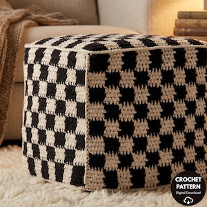 Könnte beinhalten: Ein quadratischer, schwarz-cremefarbener Häkelhocker mit Schachbrettmuster. Der Hocker steht auf einem cremefarbenen Teppich. Das Bild enthält den Text "CROCHET PATTERN Digital Download".