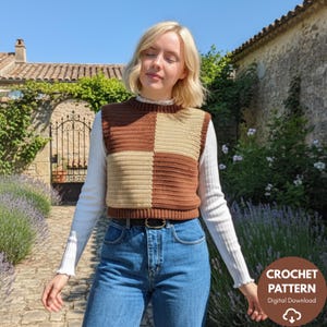 Könnte beinhalten: Eine braune und beige Häkelweste mit Schachbrettmuster wird über einem weißen Langarmshirt getragen. Die Weste wird mit einer blauen Jeans und einem schwarzen Gürtel kombiniert. Das Bild enthält den Text "CROCHET PATTERN Digital Download".