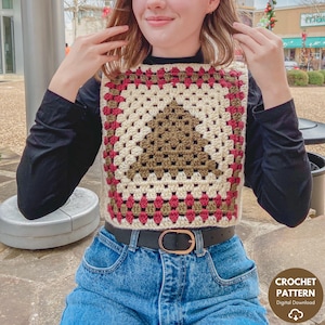 Könnte beinhalten: Eine quadratische Häkelweste in Creme-, Braun- und Burgundertönen. Die Weste wird über einem schwarzen Langarmshirt und einer blauen Jeans getragen. Die Weste hat ein Granny-Square-Design. Der Text "CROCHET PATTERN Digital Download" befindet sich unten rechts.