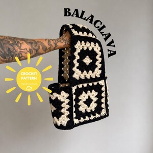 Könnte beinhalten: Eine schwarz-cremefarbene Häkelsturmhaube mit klassischem Granny-Square-Muster. Der Artikel wird als digitale Häkelanleitung zum Download angeboten, wobei der Text BALACLAVA und CROCHET PATTERN Digital Download im Bild deutlich sichtbar ist.