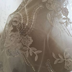 Fabelhafte Pailletten Alencon Spitze Trim Luxus Elfenbein Hochzeit Spitze bestickt Retro Tüllspitze 51,5 Zoll breit 1 Yard