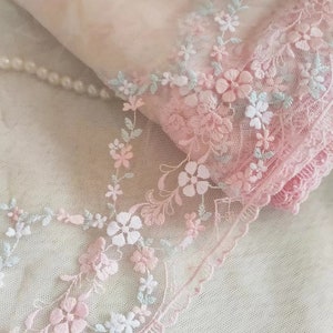 Guarnição de renda rosa claro com bordado de flores e corações em tule, 20 cm de largura, alta qualidade.