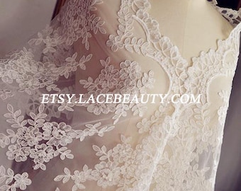 Könnte beinhalten: Elfenbeinfarbener Spitzenstoff mit Blumen- und Blättermustern. Die zarte Spitze ist über eine Schaufensterpuppe drapiert und zeigt die komplizierten Details und die Textur. Der Text "ETSY.LACEBEAUTY.COM" ist auf dem Stoff zu sehen.