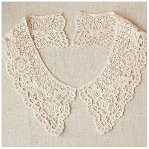 Cols en dentelle de Venise en coton blanc cassé avec appliques florales brodées 1 paire